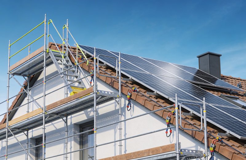 Gerüst für Photovoltaik-Anlage auf Einfamilienhaus-Dach in Kassel — DGUV Vorschrift 38, sicherer Aufstieg